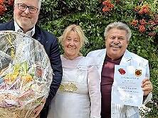 Bürgermeister Marc Benker und das Jubelbrautpaar Monika und Heinrich Hößl.