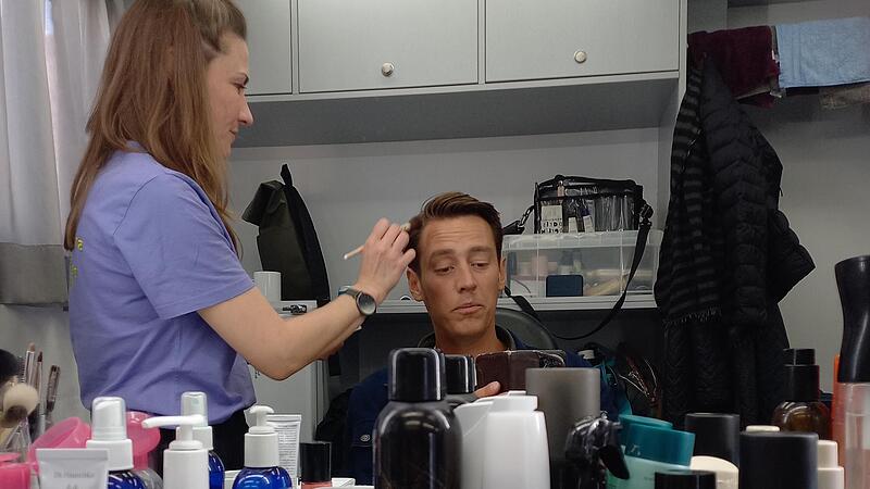 Rapper Jonas Ochs von der Gruppe &bdquo;Bamb&auml;gga&ldquo; wird in der Maske beim Dreh zum zehnten Franken-&bdquo;Tatort" geschminkt.