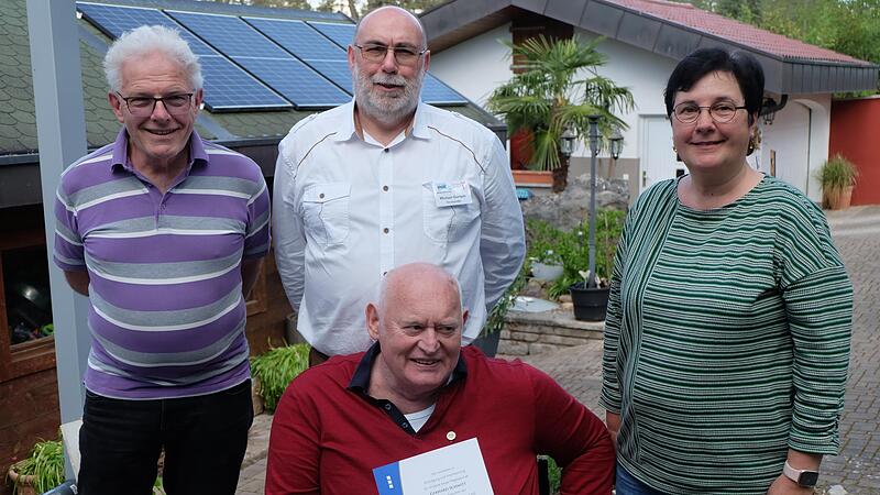 50 Jahre Mitglied beim VdK Maßbach ist Gerhard Schmitt (Mitte). Mit auf dem Foto sind Bernhard Schraut (Schriftführer), Michael Gerlach (Vorsitzender), Helga Minks (Frauenbeauftragte). 50 Jahre Mitglied beim VdK Maßbach ist Gerhard Schmitt (Mitte). Mit auf dem Foto sind Bernhard Schraut (Schriftführer), Michael Gerlach (Vorsitzender), Helga Minks (Frauenbeauftragte).