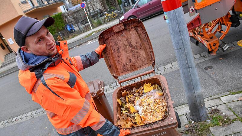 Waldemar Wasinski blick im Auftrag der Stadt Bamberg in die Biotonnen &ndash; nicht selten findet er darin Plastikt&uuml;ten.
