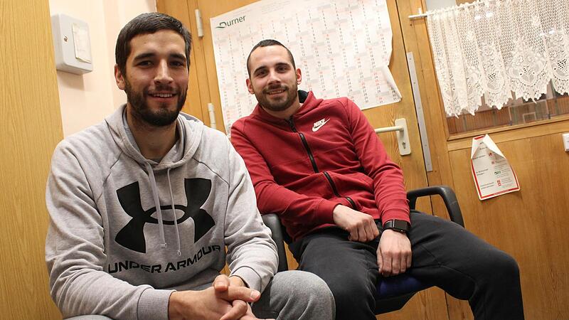 Der Breitengüßbacher Trainer Mark Völkl (rechts) und sein verlängerter Arm auf dem Spielfeld, Daniel Schmidt. Der Breitengüßbacher Trainer Mark Völkl (rechts) und sein verlängerter Arm auf dem Spielfeld, Daniel Schmidt.