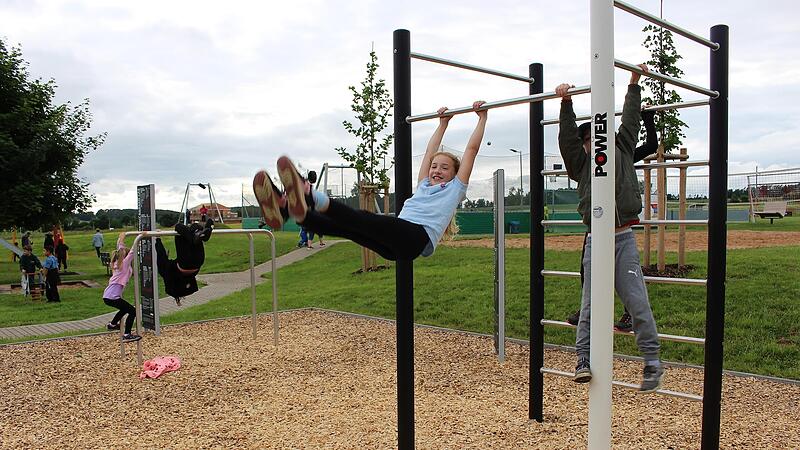 Kinder nahmen die neuen Spiel- und Fitnessgeräte sogleich in Besitz. Kinder nahmen die neuen Spiel- und Fitnessgeräte sogleich in Besitz.
