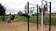Kinder nahmen die neuen Spiel- und Fitnessgeräte sogleich in Besitz.