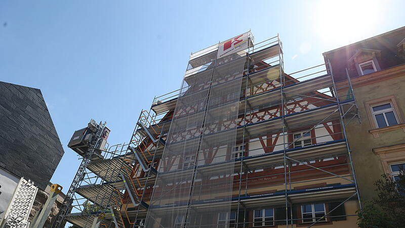 Nur ein halbes Jahr soll das legend&auml;re Michel Wei&szlig;-Haus verh&uuml;llt bleiben, dann sollen die Investitionen get&auml;tigt sein.