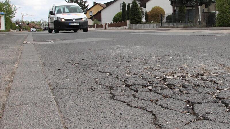 Der Kieferndorfer Weg ist aufgrund seines desaströsen Zustands seit zwei Jahren Zone 30, Warnschilder weisen auf Straßenschäden hin. Seit fünf Jahren steht er auf der städtischen „Prioritätenliste“ der sanierungsbedürftigen Straßen. Doch noch ni... Der Kieferndorfer Weg ist aufgrund seines desaströsen Zustands seit zwei Jahren Zone 30, Warnschilder weisen auf Straßenschäden hin. Seit fünf Jahren steht er auf der städtischen „Prioritätenliste“ der sanierungsbedürftigen Straßen. Doch noch ni...