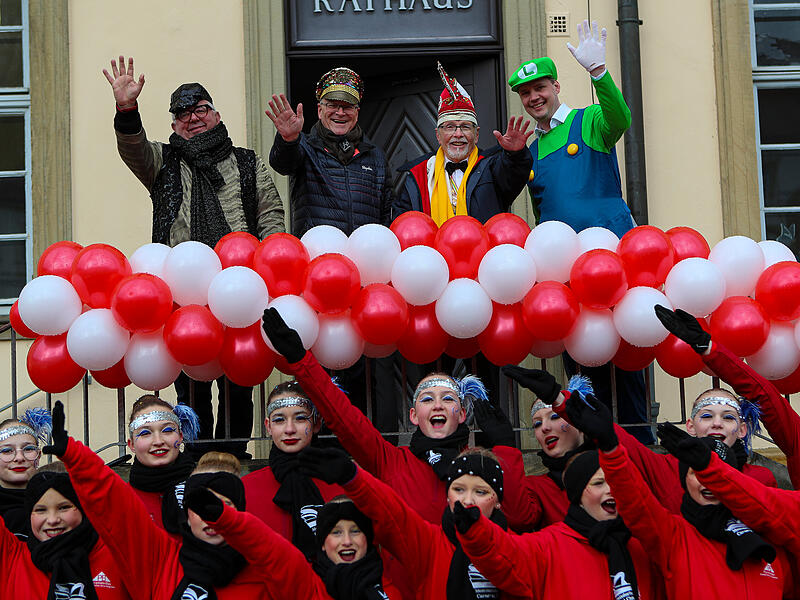 FaschingszugTausende Besucher beim gro&szlig;en Faschingsumzug in Bamberg