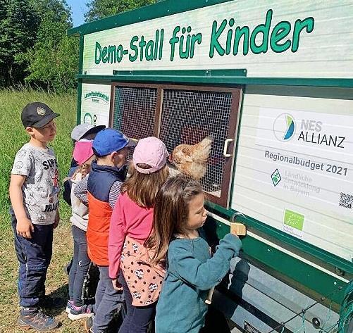 Kinder des Ramsthaler Waldkindergartens besuchten den Bio-Bauernhof Schlembach in Kleinwenkheim.