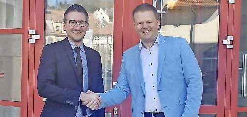 Bad Brückenaus Bürgermeister und Aufsichtsratsvorsitzender Jan Marberg (links) verlängerte im Namen des Aufsichtsrats der Stadtwerke den Vertrag mit Geschäftsführer Torsten Zwingmann bis zum Jahr 2031. Bad Brückenaus Bürgermeister und Aufsichtsratsvorsitzender Jan Marberg (links) verlängerte im Namen des Aufsichtsrats der Stadtwerke den Vertrag mit Geschäftsführer Torsten Zwingmann bis zum Jahr 2031.