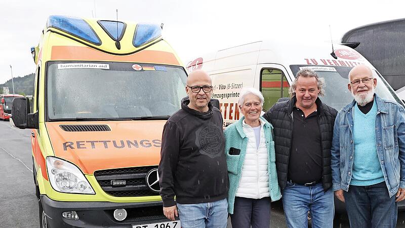 Zur Abfahrt des Krankenwagens kamen auch Theophil und Angelika Steuer von der Kriegskindernothilfe.