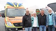 Zur Abfahrt des Krankenwagens kamen auch Theophil und Angelika Steuer von der Kriegskindernothilfe.