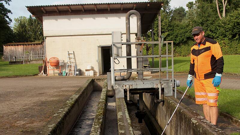 Klärwärter Daniel Roßmeier bei der Probeentnahme am Sandfang der über 40 Jahre alten Anlage in Appendorf