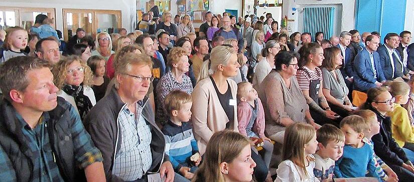 Zahlreiche Besucher waren zur Segensfeier in das Haus für Kinder St. Jakobus gekommen. Zahlreiche Besucher waren zur Segensfeier in das Haus für Kinder St. Jakobus gekommen.
