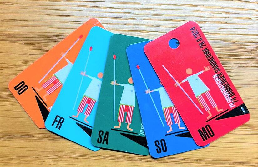 Ein Fischerstecher auf der Regnitz ist in diesem Jahr auf den Festabzeichen zu sehen. Gestaltet hat das Motiv der Bamberger Künstler Willibald Mertl.