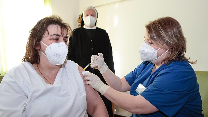 Unter den Augen von Schwester Elisabeth (M.) lässt sich Brigitte Reiter mit Novavax impfen. Unter den Augen von Schwester Elisabeth (M.) lässt sich Brigitte Reiter mit Novavax impfen.