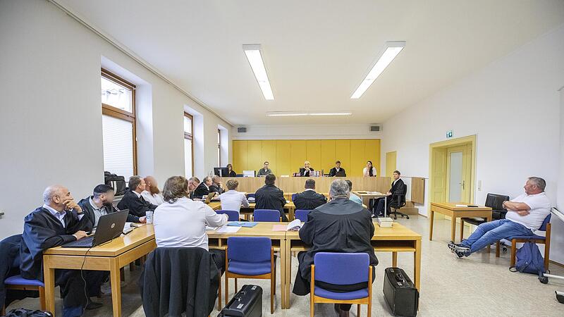 Der Gerichtssaal Nummer 6 in der Theresienstraße platzt aus allen Nähten: Gericht, Staatsanwalt, fünf Angeklagte, zehn Vorführpolizisten, Nebenkläger mit Anwalt, der Gutachter, ein voller Zuschauerbereich.