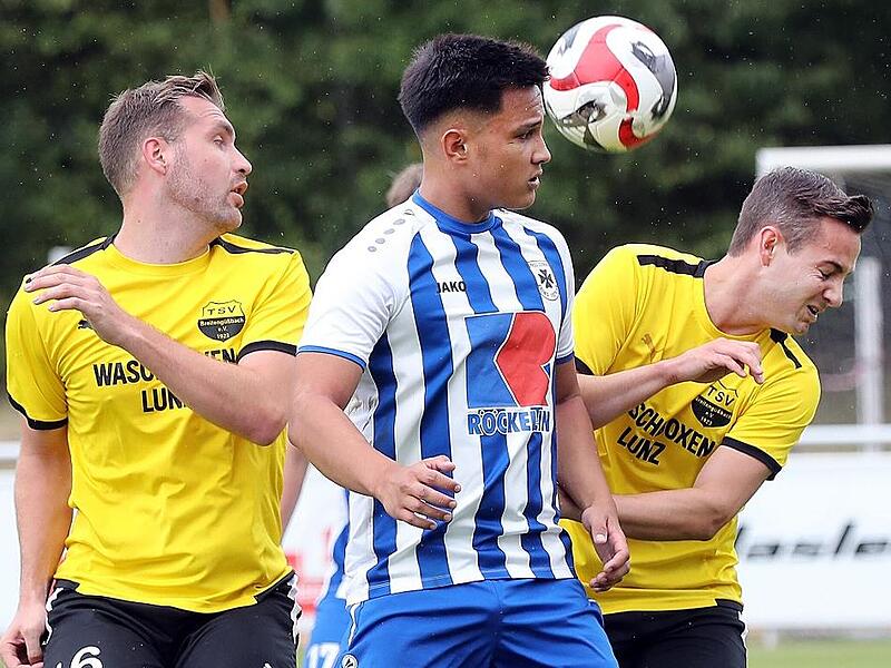 Der Ebinger Luca Schad (Mitte) wird von den beiden Breitengüßbachern Nicolas Müller (links) und Moritz Emig bedrängt.