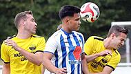 Der Ebinger Luca Schad (Mitte) wird von den beiden Breitengüßbachern Nicolas Müller (links) und Moritz Emig bedrängt.