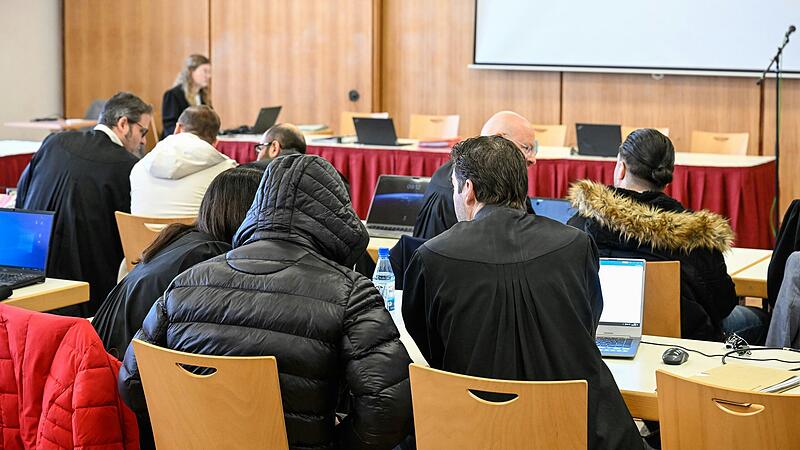Wegen ungewohnt grausamer Gesch&auml;ftspraktiken steht eine Dealerbande jetzt vor Gericht - wegen der vielen Beteiligten nicht im W&uuml;rzburger Justizzentrum. Der eigens angemietete Saal des CVJM-Heims wird zur Kulisse f&uuml;r das ungew&ouml;hnliche Verfahren.
