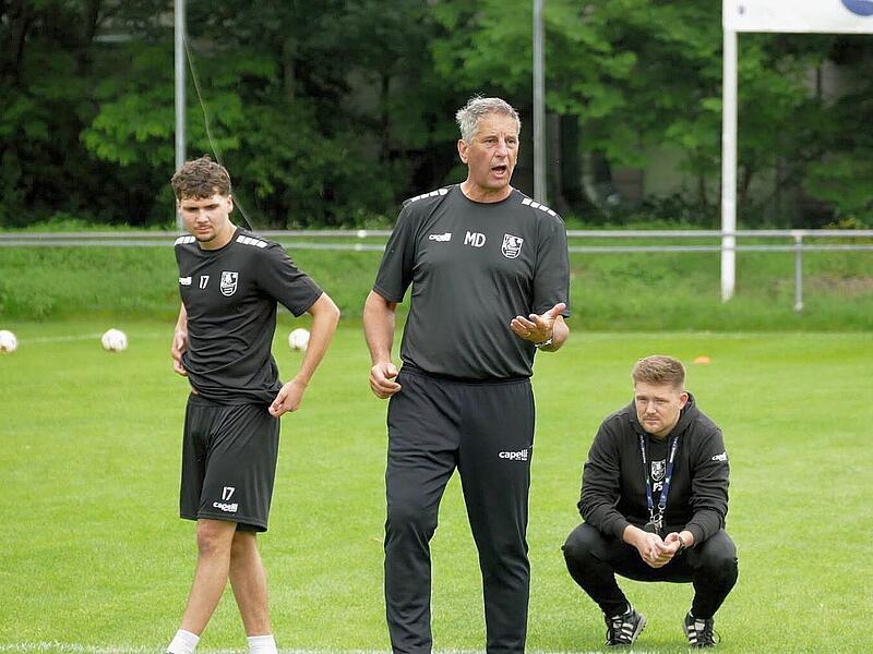 Manfred Distler (Mitte) hat als Co-Trainer des sich aktuell auf Fortbildung befindenden Patrick Sulewski (rechts) aktuell die Verantwortung beim FC Eintracht Bamberg.