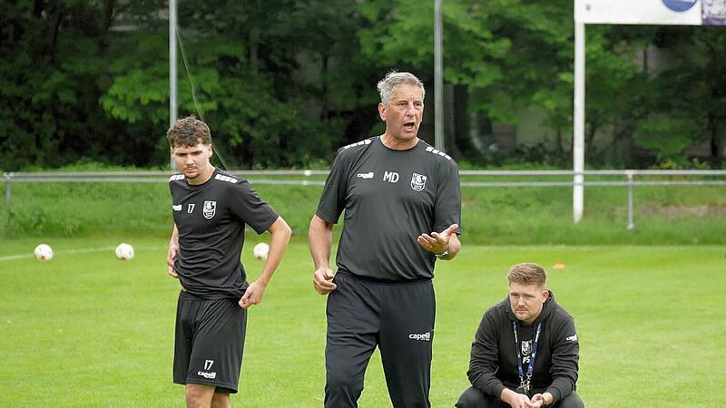 Manfred Distler führt FC Eintracht Bamberg durch Vorbereitung Manfred Distler (Mitte) hat als Co-Trainer des sich aktuell auf Fortbildung befindenden Patrick Sulewski (rechts) aktuell die Verantwortung beim FC Eintracht Bamberg.