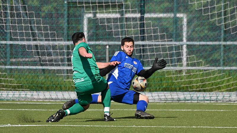 Der Neudrossenfelder Sebastian Roß scheitert in dieser Szene am Trockauer Torhüter Alexander Schmitt. Der Neudrossenfelder Sebastian Roß scheitert in dieser Szene am Trockauer Torhüter Alexander Schmitt.