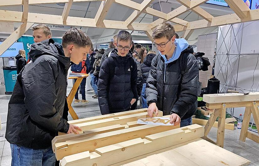 An der Mitmachstation der Zimmerer erprobten die Sch&uuml;ler ihr handwerkliches Geschick.