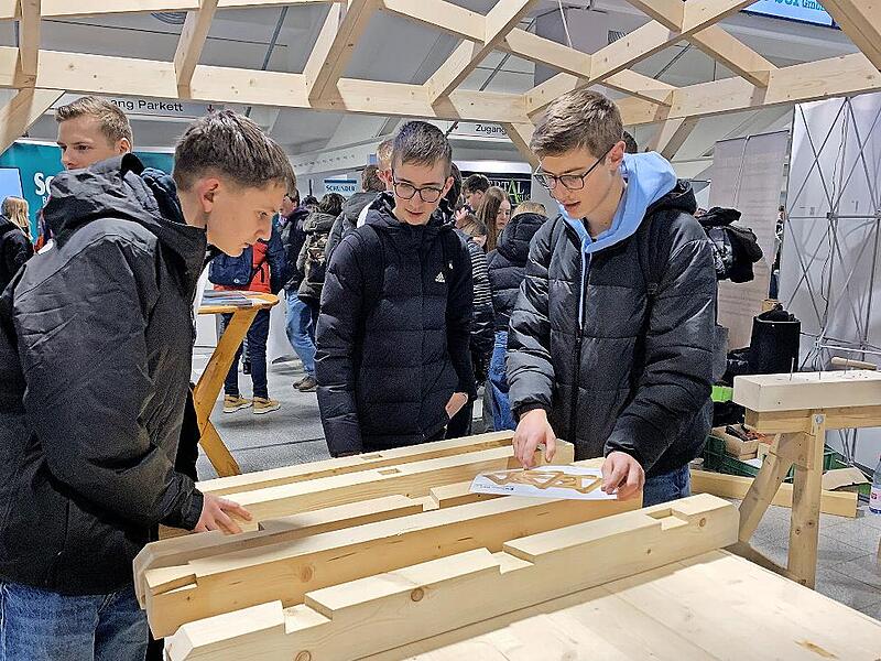 An der Mitmachstation der Zimmerer erprobten die Sch&uuml;ler ihr handwerkliches Geschick.