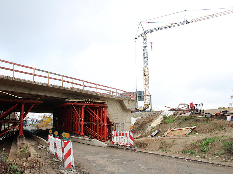 Im Landkreis Erlangen-H&ouml;chstadt hat die A3 die meisten Br&uuml;cken und &Uuml;berf&uuml;hrungen: Die neue Autobahnbr&uuml;cke &uuml;ber die Kreisstra&szlig;e bei Medbach ist noch eine Gro&szlig;baustelle.