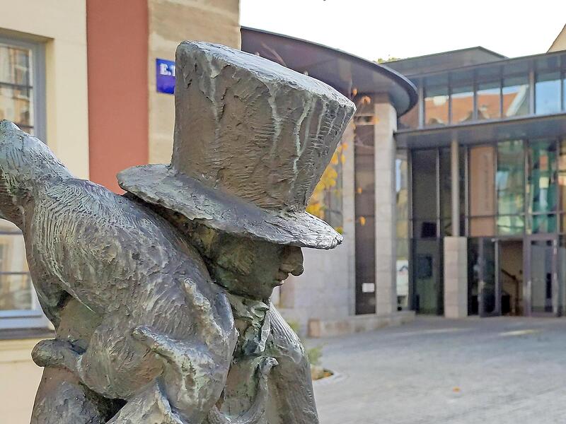 Vor dem Bamberger Theater steht eine Skulptur von E.T.A. Hoffmann.