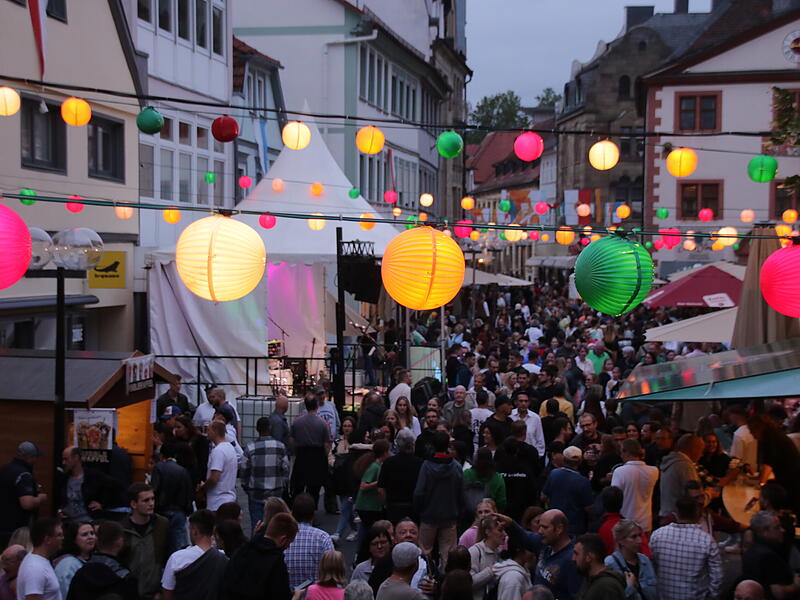Trotz kurzer Regenschauer zog es unz&auml;hlige Besucher in die Innenstadt.