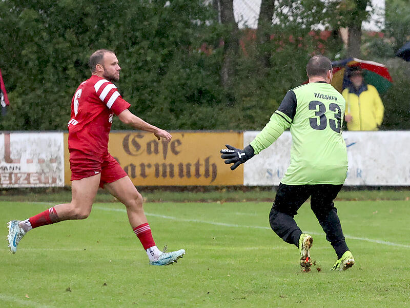 Da hat er mal nicht getroffen... Gl&uuml;ck f&uuml;r Zeils Schlussmann Philipp R&ouml;&szlig;ner (rechts), denn der Lupfer von Trossenfurts Torj&auml;ger Thorsten Schlereth geht nur knapp am Tor vorbei.