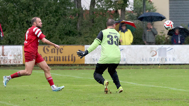 Da hat er mal nicht getroffen... Gl&uuml;ck f&uuml;r Zeils Schlussmann Philipp R&ouml;&szlig;ner (rechts), denn der Lupfer von Trossenfurts Torj&auml;ger Thorsten Schlereth geht nur knapp am Tor vorbei.