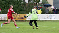 Da hat er mal nicht getroffen... Gl&uuml;ck f&uuml;r Zeils Schlussmann Philipp R&ouml;&szlig;ner (rechts), denn der Lupfer von Trossenfurts Torj&auml;ger Thorsten Schlereth geht nur knapp am Tor vorbei.