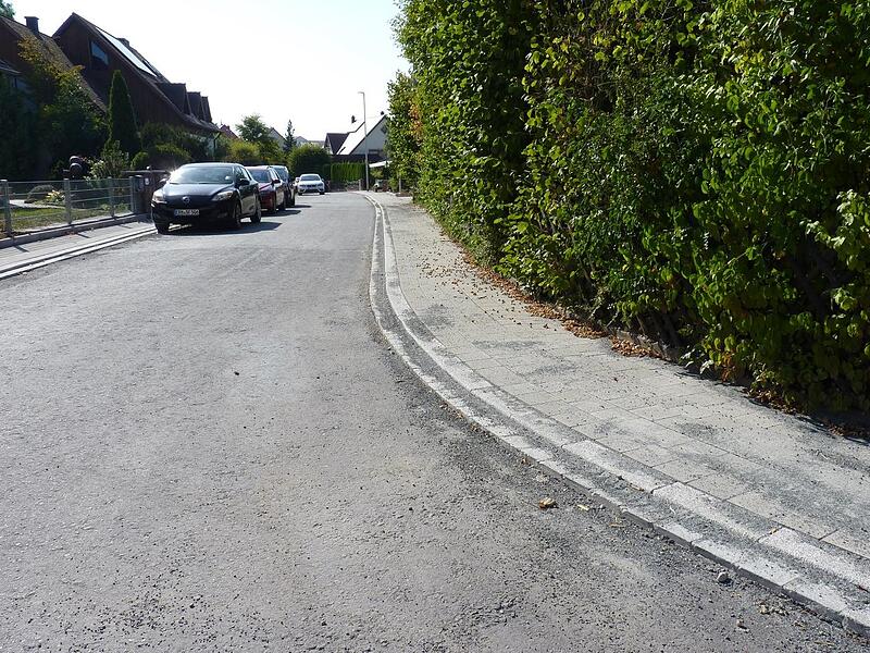 Fast fertig, nur die Feinschicht fehlt in der Peter-Rosegger-Straße. Fast fertig, nur die Feinschicht fehlt in der Peter-Rosegger-Straße.
