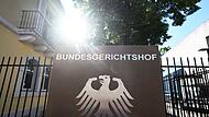 Schriftzug Bundesgerichtshof vor dem BGH in Karlsruhe