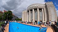 Baden vor der Volksbühne Baden vor der Volksbühne