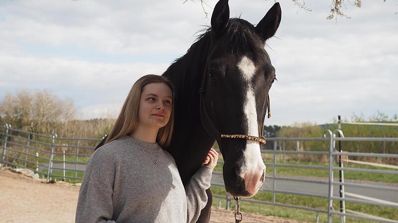 Michelle Bernhardt und Ph&ouml;nix verbringen noch gemeinsam Zeit, bevor es am n&auml;chsten Tag zur Operation in die Klinik geht. Der Wallach hat eine periodische Augenentz&uuml;ndung. Da er sich aktuell in keiner akuten Entz&uuml;ndungsphase befindet, sieht das Au...