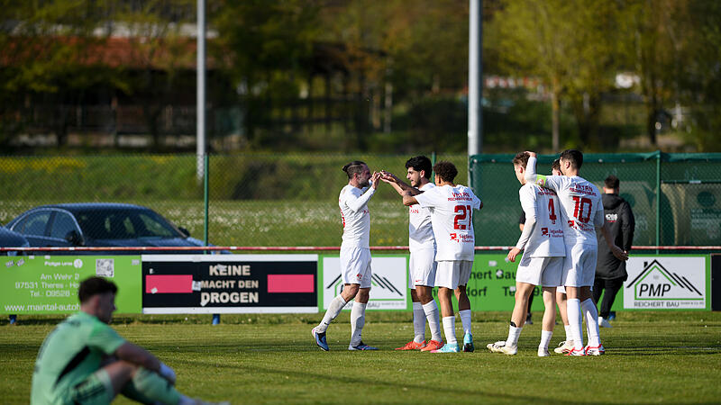 Dampfachs Keeper Noah Mack ist geschlagen. Peter Sprung erzielte in der Schlussphase das 2:0 f&uuml;r Vatanspor Aschaffenburg.