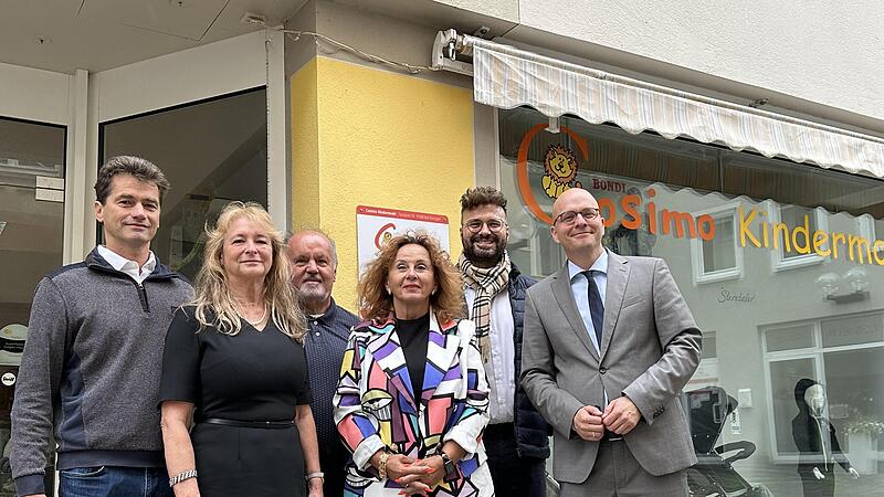 Von links: Josef und Gudrun Meder (Eigentümer der Immobilie), Bernhard und Sonja Betian (Betreiber des Shops) ), Wirtschaftsförderer Sebastian M. Bünner und Oberbürgermeister Dirk Vogel
