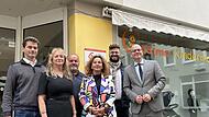 Von links: Josef und Gudrun Meder (Eigentümer der Immobilie), Bernhard und Sonja Betian (Betreiber des Shops) ), Wirtschaftsförderer Sebastian M. Bünner und Oberbürgermeister Dirk Vogel