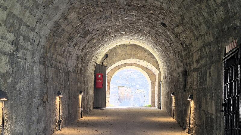 Durch diesen Gang geht es in den KunigundengartenHeiraten auf der Festung Rosenberg in Kronach