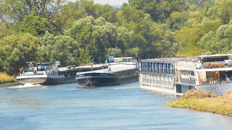 Drei Schiffe: Da bleibt kein Platz f&uuml;r das knallrote Gummiboot!
