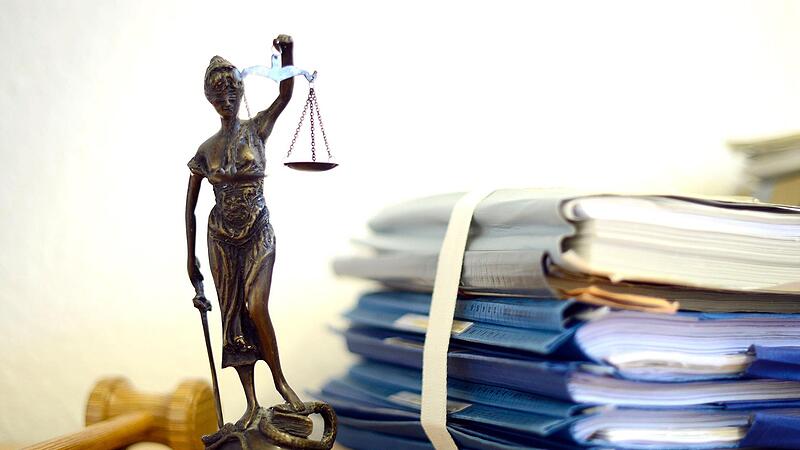 Justitia musste sich mit einem aufgebrachten, jungen Mann besch&auml;ftigen.