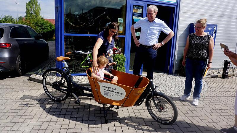 Eine Mutter probierte das Lastenfahrrad mit ihren Kindern gleich aus. Clara hat schon mal Platz genommen, Eine Mutter probierte das Lastenfahrrad mit ihren Kindern gleich aus. Clara hat schon mal Platz genommen,