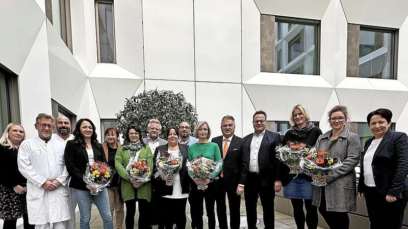 Feierstunde anlässlich der Auszeichnung für 25-jährige Mitarbeit am Klinikum Kulmbach: Die Geehrten zusammen mit Geschäftsführerin Brigitte Angermann (rechts), OB Ingo Lehmann (vierter von rechts) und daneben Landrat Klaus Peter Söllner. Siebter v... Feierstunde anlässlich der Auszeichnung für 25-jährige Mitarbeit am Klinikum Kulmbach: Die Geehrten zusammen mit Geschäftsführerin Brigitte Angermann (rechts), OB Ingo Lehmann (vierter von rechts) und daneben Landrat Klaus Peter Söllner. Siebter v...