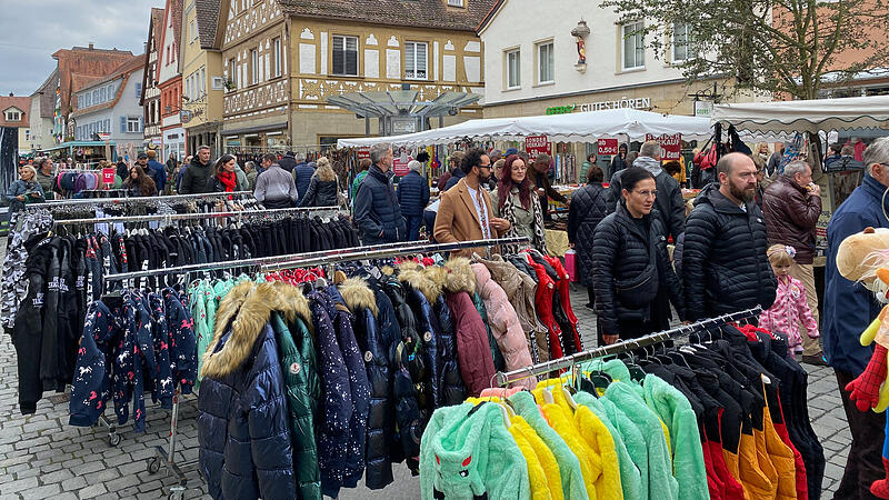 Verkaufsoffener Sonntag 6.10.24 ForchheimForchheim & Fränkische Schweiz Wenn auch noch das Wetter passt, sind alle zufrieden an den verkaufsoffenen Sonntagen: Wie hier am 6. Oktober soll es auch 2025 wieder vier Termine geben.