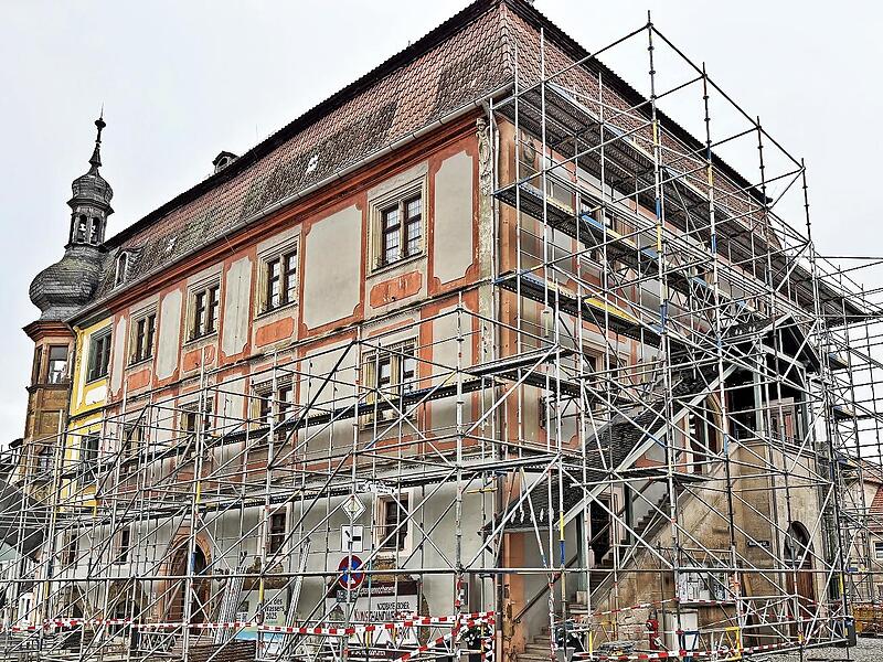 Derzeit wird am Bad Königshofener Rathaus das Gerüst gestellt. Eine Besonderheit dabei: Das stadtbildprägende Gebäude wird für eineinhalb Jahre hinter Zeltplanen verschwinden.