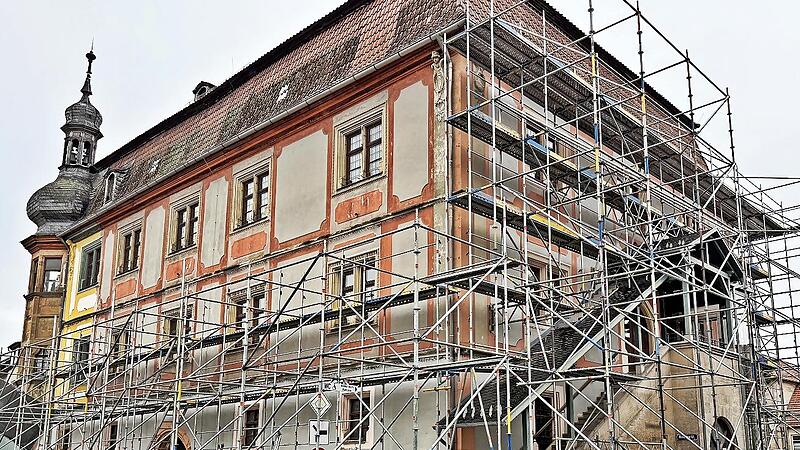 Derzeit wird am Bad K&ouml;nigshofener Rathaus das Ger&uuml;st gestellt. Eine Besonderheit dabei: Das stadtbildpr&auml;gende Geb&auml;ude wird f&uuml;r eineinhalb Jahre hinter Zeltplanen verschwinden.