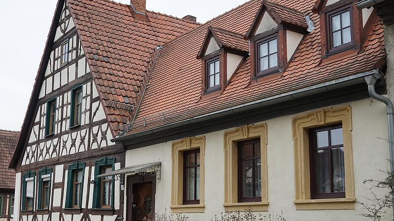 Kirchplatz 8, alte Hausnummer 3. Ein spätgotischer Bau, welcher tatsächlich nach Isolde Maierhöfer in die zweite Hälfte des 15. Jahrhunderts zurückreicht und ein jüngerer Bau mit Zugang zum Pfarrhof. Kirchplatz 8, alte Hausnummer 3. Ein spätgotischer Bau, welcher tatsächlich nach Isolde Maierhöfer in die zweite Hälfte des 15. Jahrhunderts zurückreicht und ein jüngerer Bau mit Zugang zum Pfarrhof.