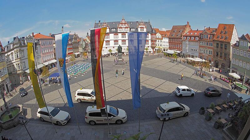 Blick auf den Coburger Marktplatz in seiner heutigen Gestalt aus dem 1. Obergeschoss des Rathauses.
